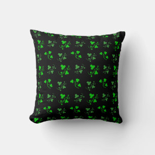 Shamrock verde irlandés sobre almohada negra