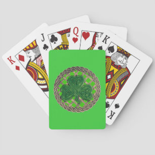 Shamrock verde sobre nudos celtas jugando cartas