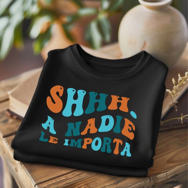 SHHH A Nadie Le Importa Camiseta Divertida en Espa (Subido por el creador)