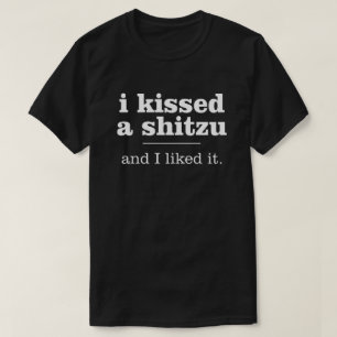 Shih Tzu besa la camiseta