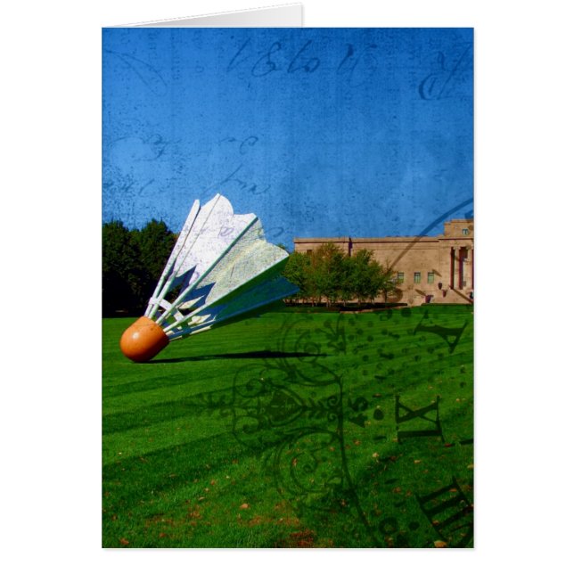 Shuttlecock en el césped todo ocasiona el espacio (Frente)