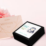 Siempre mi madre - Mamá pingüino y caja de Keepsak<br><div class="desc">¿Buscando el regalo perfecto del Día de la Madre? Esta adorable caja de sake muestra a una dulce madre de pingüino acurrucada con su bebé, junto con el mensaje más sincero "Siempre mi madre, para siempre mi amigo". ¡Puedes incluso personalizarlo con tu propio mensaje especial para tu increíble madre! Ya...</div>