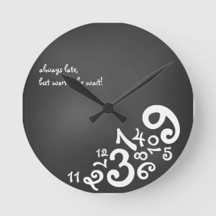 Siempre tarde: Reloj de pared del círculo