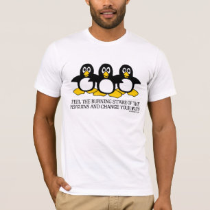 Sienta la mirada fija ardiente de la camiseta de