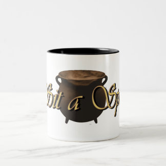 siente una edición de oro de la taza del encanto