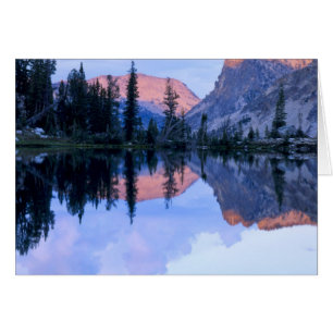 Sierra aserrada, Idaho. EE. UU. Cúmulos