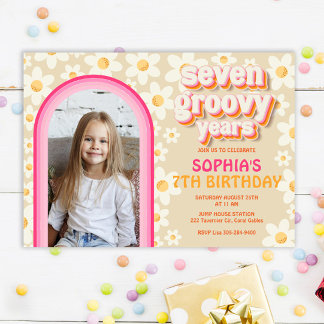 Siete Groovy Retro Daisy Foto Invitación al cumple