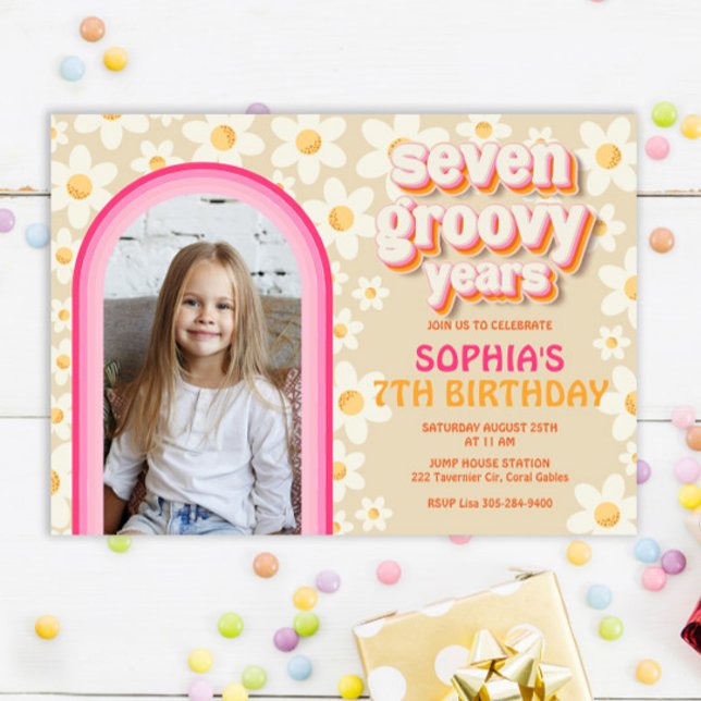 Siete Groovy Retro Daisy Foto Invitación al cumple (Subido por el creador)