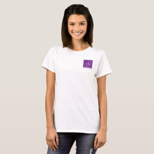 Siete hermanas juntas ajustan la camisa del
