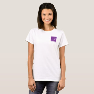 Siete hermanas juntas ajustan la camisa del