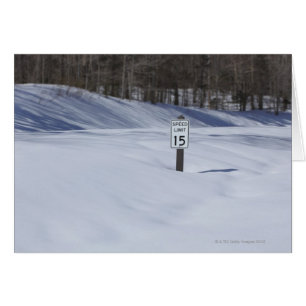 Signo de 15 mph enterrado en la nieve