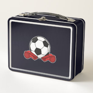 Silbato de árbitro y pelota de fútbol
