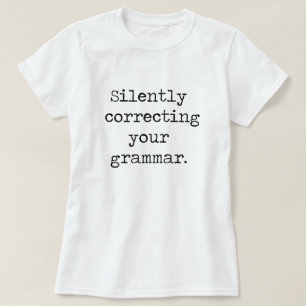 Silenciosamente corrección de su camisa de la