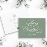 Silencioso Sage Romántico con guión de navidad pla<br><div class="desc">Esta sencilla tarjeta plana de Navidades incluye una elegante y romántica caligrafía con letras de caligrafía rápida,  un ramo de bayas y texto personalizado en la parte posterior. Para una personalización más avanzada de este diseño,  haga clic en el BOTÓN HERRAMIENTA DE DISEÑO AZUL de arriba.</div>