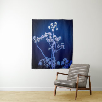 Silhouette De Árbol En Tapiz De Blues Reales