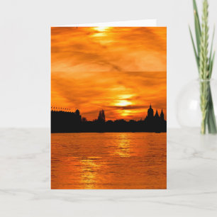 Silhouette de la ciudad en la tarjeta de felicitac