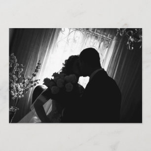 Silhouette romántica en invitación de matrimonio