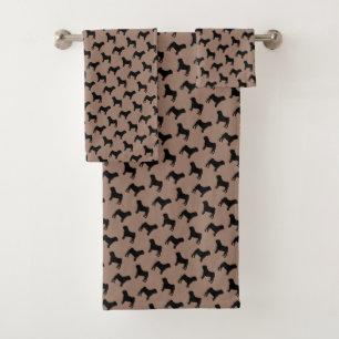 Silhouttes de perro negro pug en el beige caqui