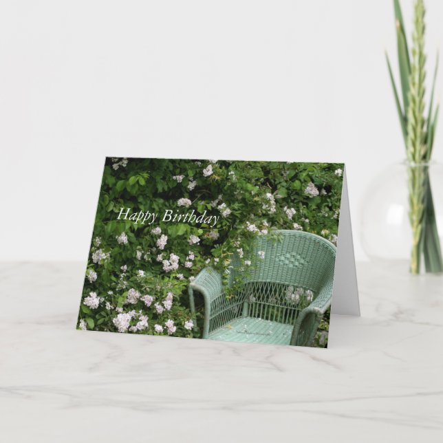 Silla de mimbre entre flores Tarjeta de felicitaci (Anverso)