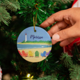 Sillas de playa y un faro de ornamento personaliza
