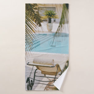 Sillón marrón y negro al lado de la piscina en t