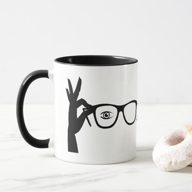 Silueta de mano sosteniendo la taza de vidrio (Con donut)
