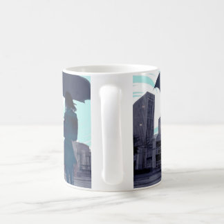 Silueta de paraguas en la taza del café azul lluvi