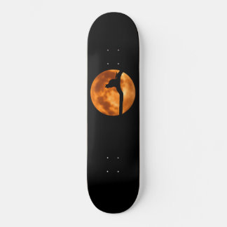 Silueta de un gato negro en un patineta de árbol