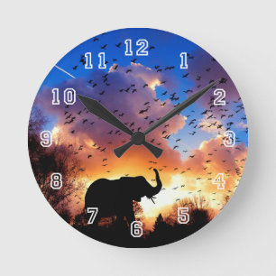 Silueta del elefante africano en el reloj de la