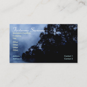 Silueta forestal en tarjeta de negocios de niebla