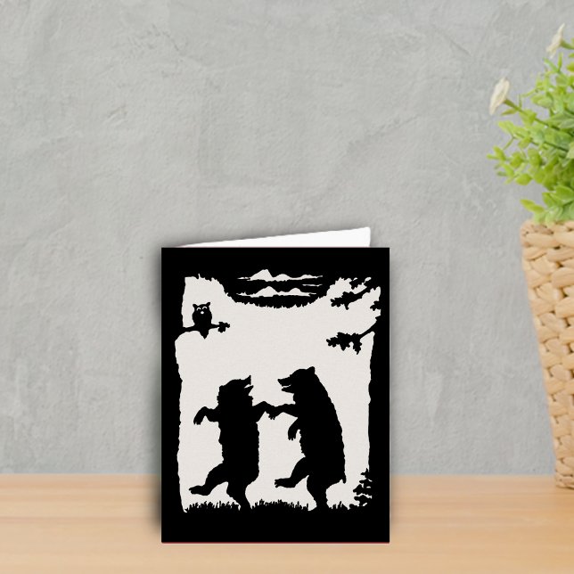 Silueta negra de dos del baile de los osos árboles (Black silhouette on white two dancing bears in woods owl in tree on note card.)