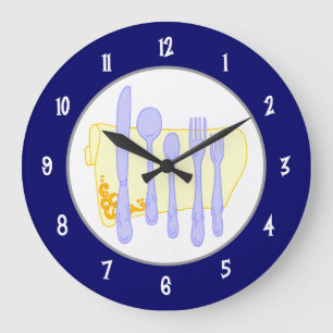 Silverware y Napkin en el reloj de pared azul