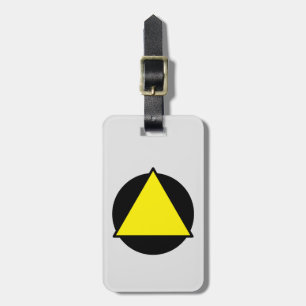 Símbolo de precaución amarillo en etiqueta de equi