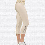 Símbolo Om Purpurina Om High Waisted Capri Legging<br><div class="desc">El símbolo Om Purpurina dorado está enlosado sobre la cintura, las leggings capri son de color perla. Nombre en negro en el exterior de ternera derecha. Cambiar o quitar fácilmente el nombre mediante la plantilla proporcionada. Hay amplio espacio para un nombre completo u otro texto. Tamaños de XS (0-2) a...</div>