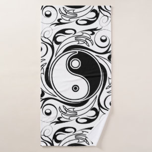 Símbolo Yin & Yang en estilo de tatuaje negro y bl