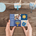 Símbolos de Hanukkah - Tarjeta postal de foto del<br><div class="desc">Una Menorah, Estrella de David y Dreidel con un aspecto cobijo y aplicativo a los amigos y familia de los ocho días mágicos en esta encantadora postal fotográfica. El lado inverso tiene un lugar para su propio saludo escrito a mano si lo desea. Personalizar con la foto y los nombres...</div>
