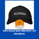 SIMPLE Blessed White Embroidery Textos Gorra crist<br><div class="desc">Gorra negro con bordado de color blanco y BLESSED minimalista. Usa tu mensaje de fe cristiana. Personalice este diseño sencillo con sus versos favoritos de las escrituras de la Biblia añadidos a los lados izquierdo/derecho del gorra. Personalizar con el color/tipo de letra de su elección. Grabado negro moderno en todas...</div>