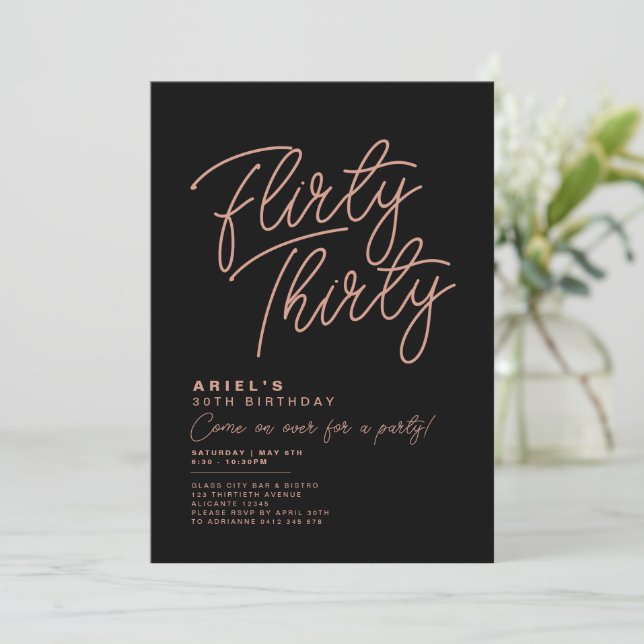 Simple Flirty Moderno Treinta Invitación de cumple (Anverso de pie)