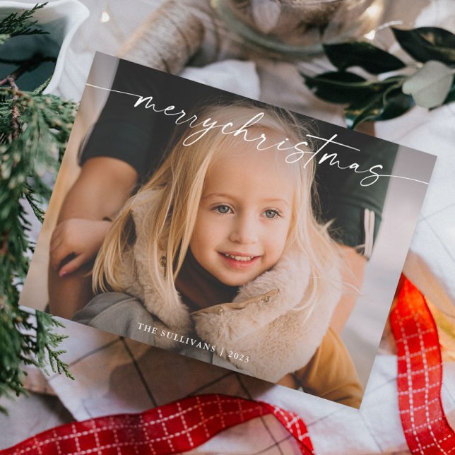 Simple foto de Navidad con letra manuscrita (Elegant Merry Christmas Script Photo Holiday Card with Modern Handwritten Typographic Overlay.)