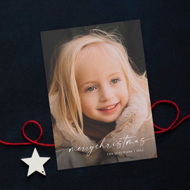 Simple foto de Navidad con letra manuscrita (An elegant photo christmas holiday card with modern handwritten merry christmas typographic overlay.)