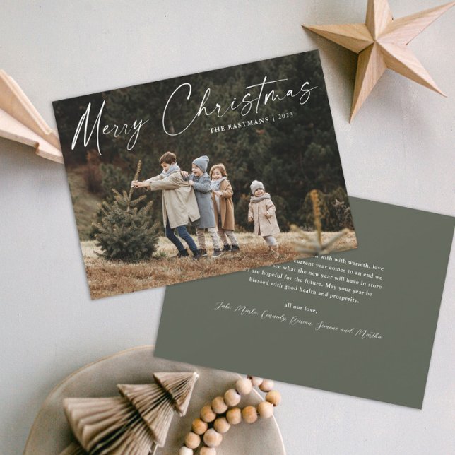 Simple foto de Navidad con letra manuscrita (A simple photo christmas holiday card with handwritten Merry Christmas script typographic overlay.)