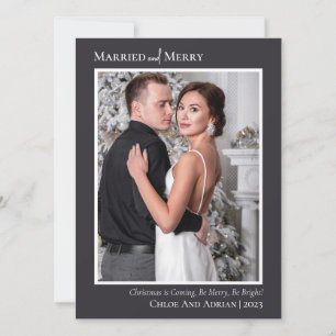 Simple foto de Navidad de recién casados felices y