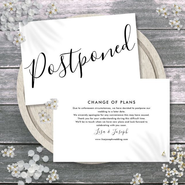 Simple Tarjeta Postergada en Blanco y Negro con Le (Simple Black and White Postponed Elegant Script Save The Date)