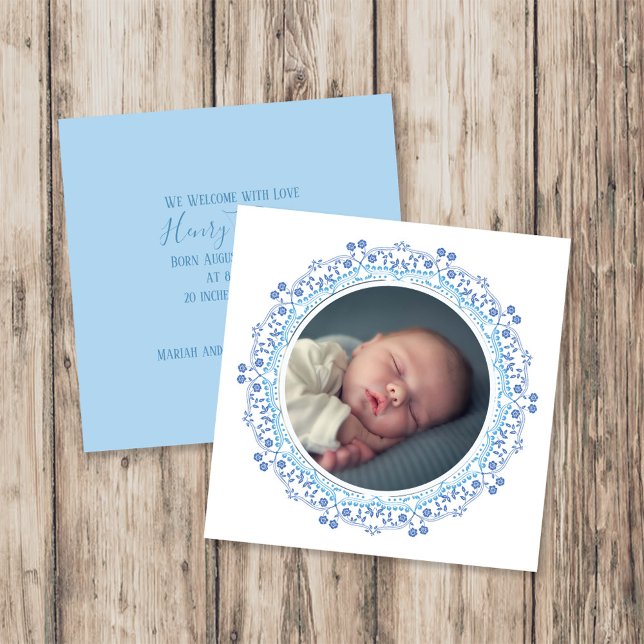 Simplemente Dulce Elegante Foto Floral de Niño (Simply sweet elegant baby boy floral photo announcement with soft blooms and customizable photo.)