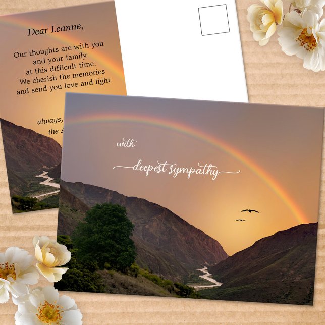 Sincero Pésame Arcoíris Tarjeta de Condolencias (Sympathy postcard featuring a mountain scene with a river flowing into the ocean, with a rainbow)