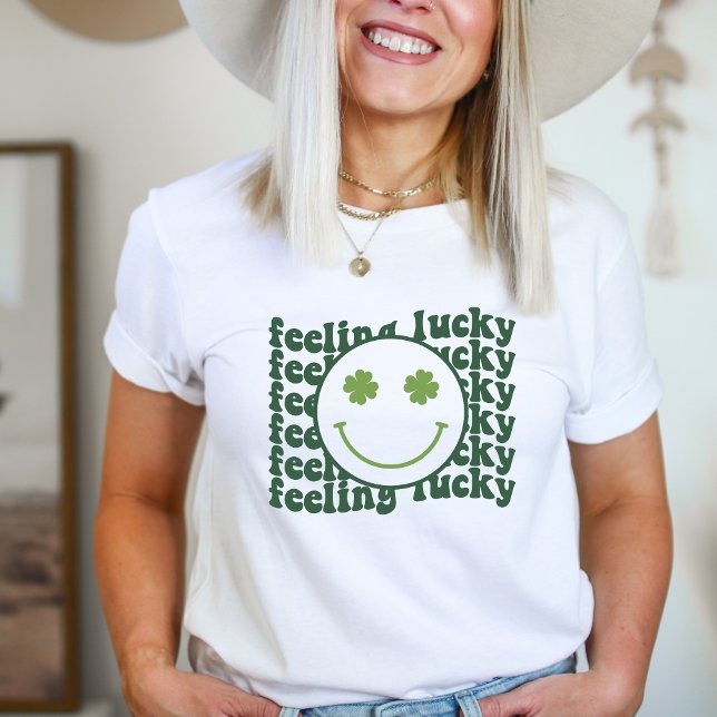 Sintiendo la camiseta afortunada (Feeling Lucky, St. Patrick's Day, Irish Vibes, Shamrock Chic, Lucky Charms Tee, Festive Shirt, Green)
