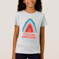 Sintiendo la graciosa camiseta de verano de tiburo