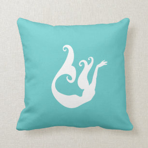 sirena blanca sobre verde azulada almohada azul