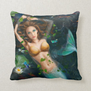 Sirena hermosa de la fantasía de la almohada en e