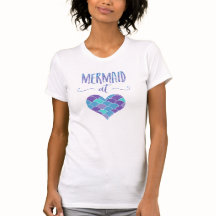 Sirena linda en la camiseta de las mujeres del